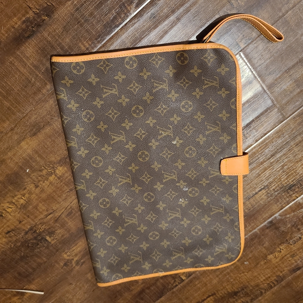 Louis vuitton travel pouch with zipper
